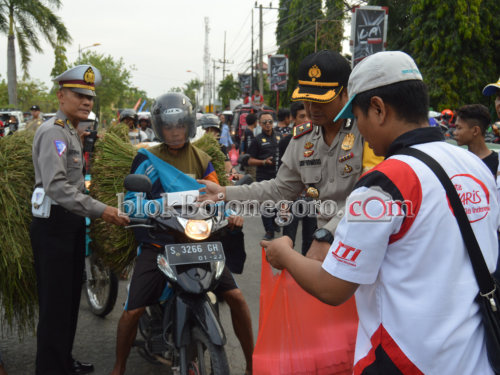 Polres Bojonegoro dan FKOB Bagikan 1.160 Paket Takjil
