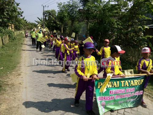 Keluarga Besar Al-Falah Sarirejo Gelar Pawai Taaruf