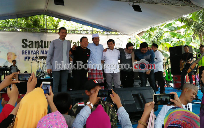 Di Ponpes KH. Anwar Zahid, Band 'Wali' Nyanyikan 7 Lagu