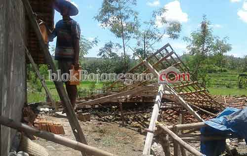 Puting Beliung Juga Mengakibatkan Puluhan Rumah di Soko Rusak