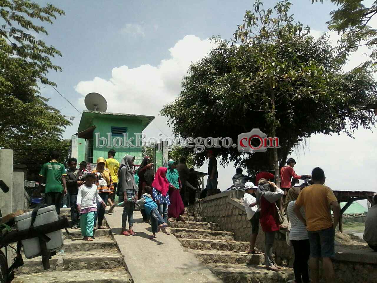 Sejak Pagi, Penonton Sabar Menanti Perahu Hias