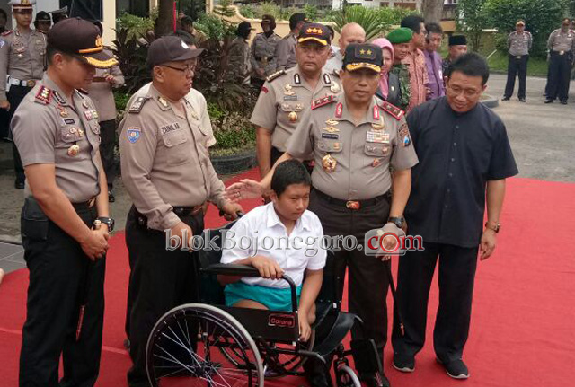 Kapolda Jatim Berikan Penghargaan Kepada Bhabinkamtibmas