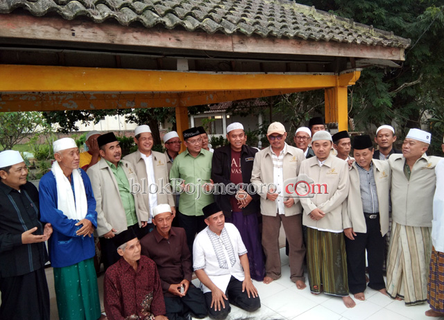 Usai Mendaftar ke KPU, Basudewa Ziarohi Makam Mbah Rosyid