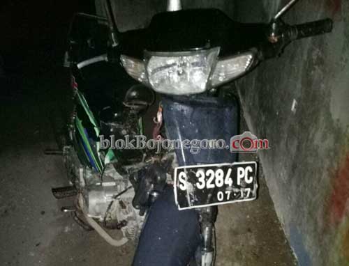 Benahi Sarung Sambil Bermotor, Nyungsep