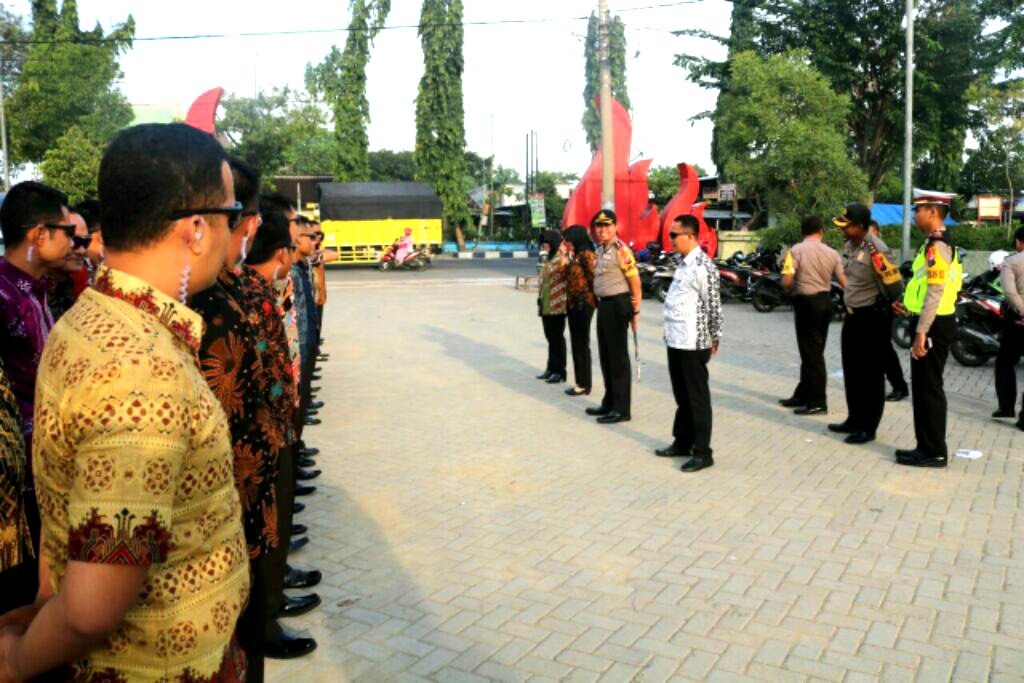 Kapolres Serahkan Pengawal Pribadi untuk Paslon