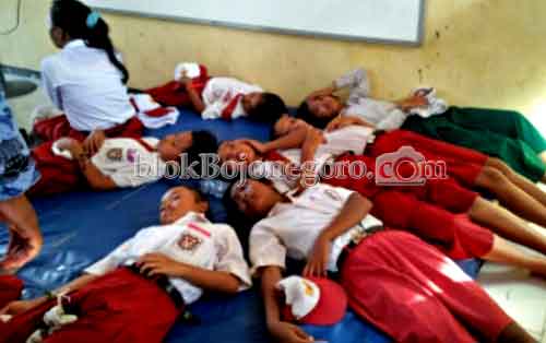 9 Siswa SD di Temayang Pingsan saat Upacara Hardiknas