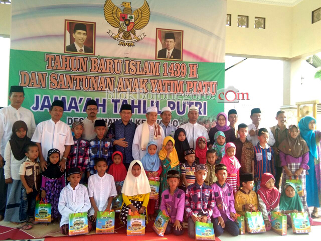 Pemdes Tinawun dan Jamaah Tahlil Putri Beri Santunan Anak Yatim