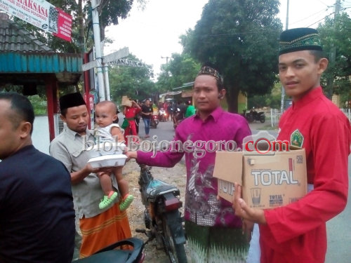 PSNU Pagar Nusa dan IPNU-IPPNU Temayang Berbagi Takjil