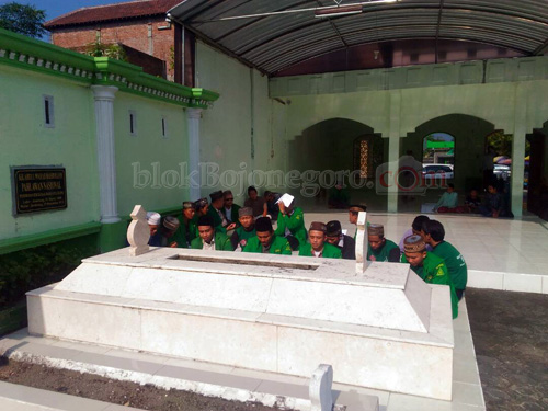 Napak Tilas Perjuangan, Ansor Gayam Ziarah ke Jombang