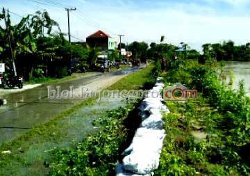 Tanggul Bocor, Air Meluber ke Jalan