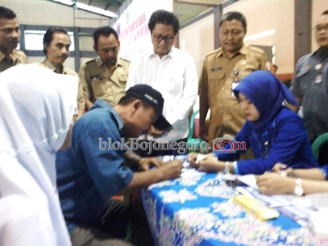 Staff Kemendikbud Serahkan Langsung PIP Kepada Siswa