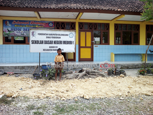 Satu Ruang Digunakan untuk Dua Kelas