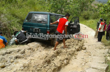 Mobil Phanter Nyungsep di Jalan Temayang- Glingsem