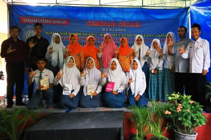 SMAN 1 Kepohbaru Seminar Bersama Komunitas Menulis KBM
