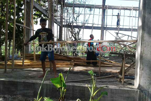 Keluarga PSHT Bubulan Kerja Bakti Bangun Sekretariat