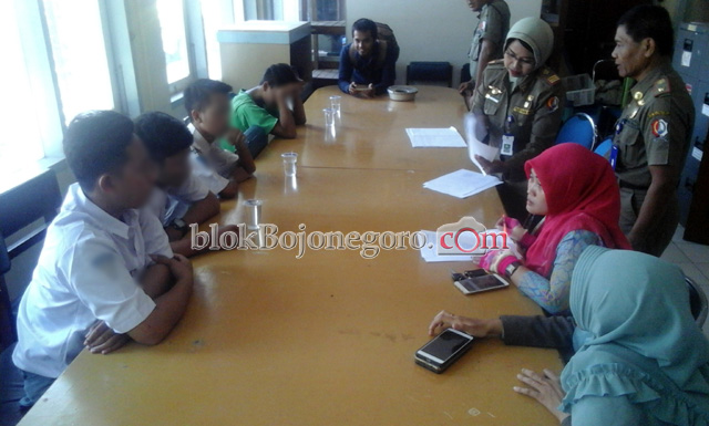 Asyik Nongkrong Lima Pelajar Terkena Razia Satpol-PP