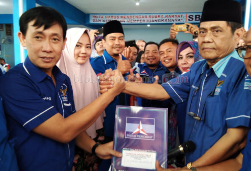 Diantar Pendukung dan Keluarga, Sukur Daftar Bacabup