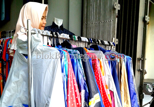 Pertengahan Musim, Penjualan Jas Hujan Turun