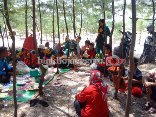 Peduli Lingkungan, MI Islamiyah Sarangan Outbond di Tuban