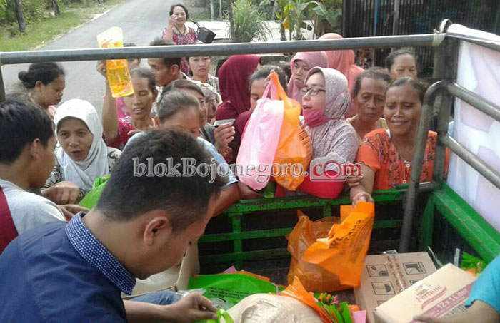 SMK Dharma Wirawan Gelar Bazar Murah