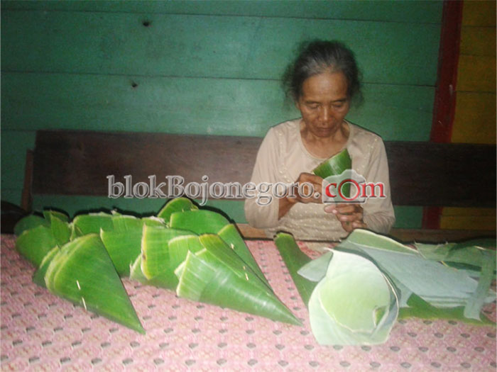 Pertahankan Tradisi, Warga Buat Kue Apem Saat Malam Songo
