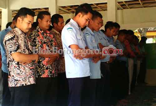 Puluhan Siswa SMKN Ngambon Ikut Salat Ghoib