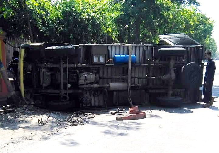 Truk Muatan Buah Terguling di Mojodeso