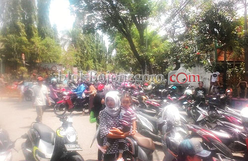 Ada Pawai, Juru Parkir Dadakan Bludak