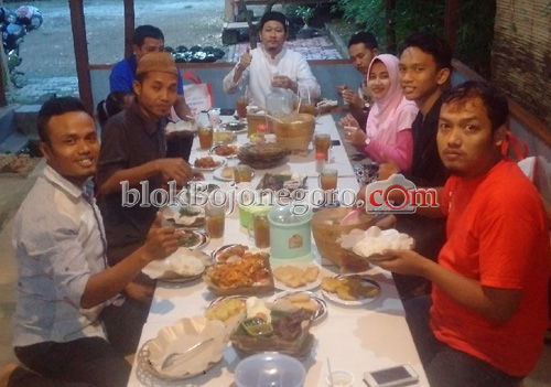 Nikmatnya BuBer Redaksi bB di Dpo's