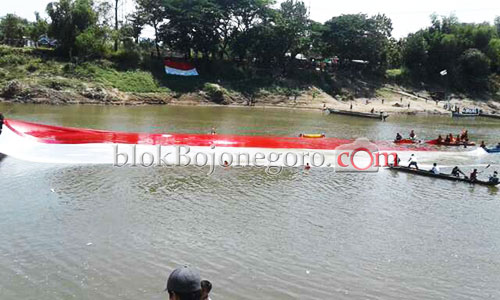 Bendera Berhasil Membentang, Masyarakat Semangat Beri Hormat