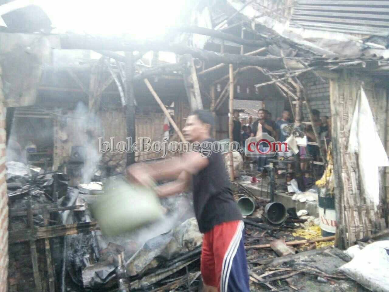 Dapur Pengusaha Kerupuk di Balen Terbakar