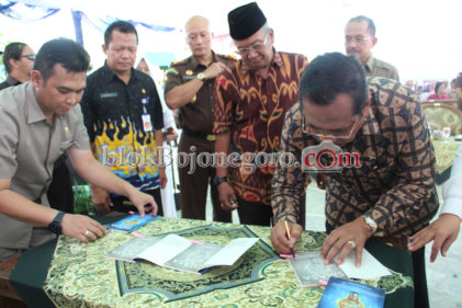 Buku Alumni Inspiratif SMASA Ditandatangani Kejagung
