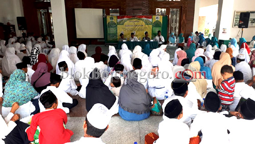 Doa Bersama Siswa MI dan Ortu di Padangan