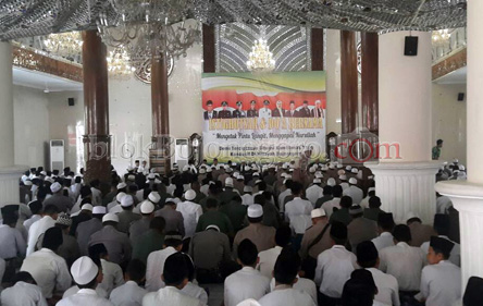 Warga Bojonegoro Banjiri Masjid Agung