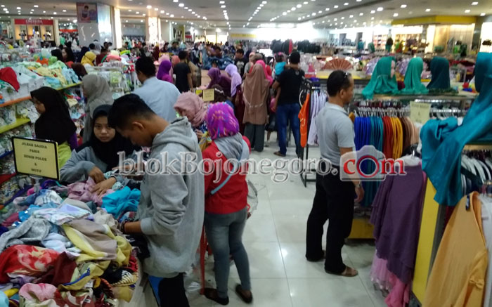 Pusat Perbelanjaan Mulai Padat Dipenuhi Masyarakat