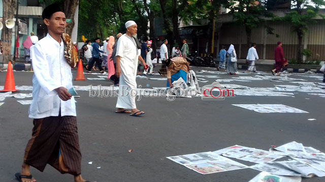 Setelah Salat Id, Alun Alun Panen Sampah Koran
