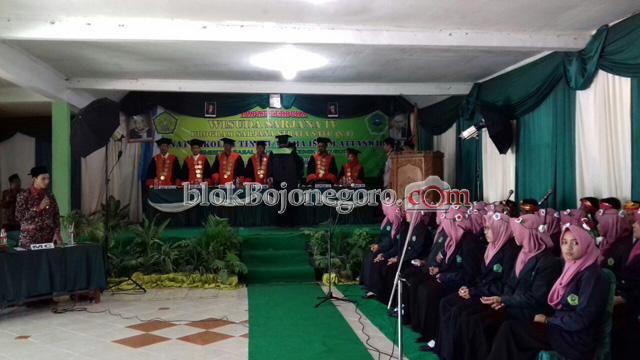 STAI At-Tanwir Wisuda 40 Mahasiswa