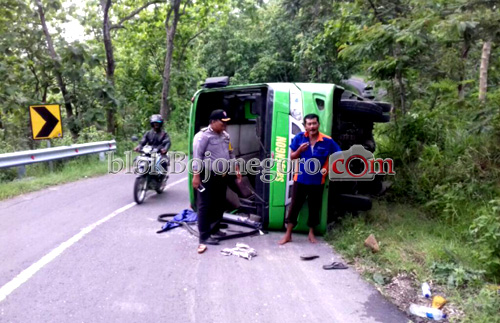 Tak Kuat di Tanjakan, Bus Bojonegoro-Nganjuk Terguling