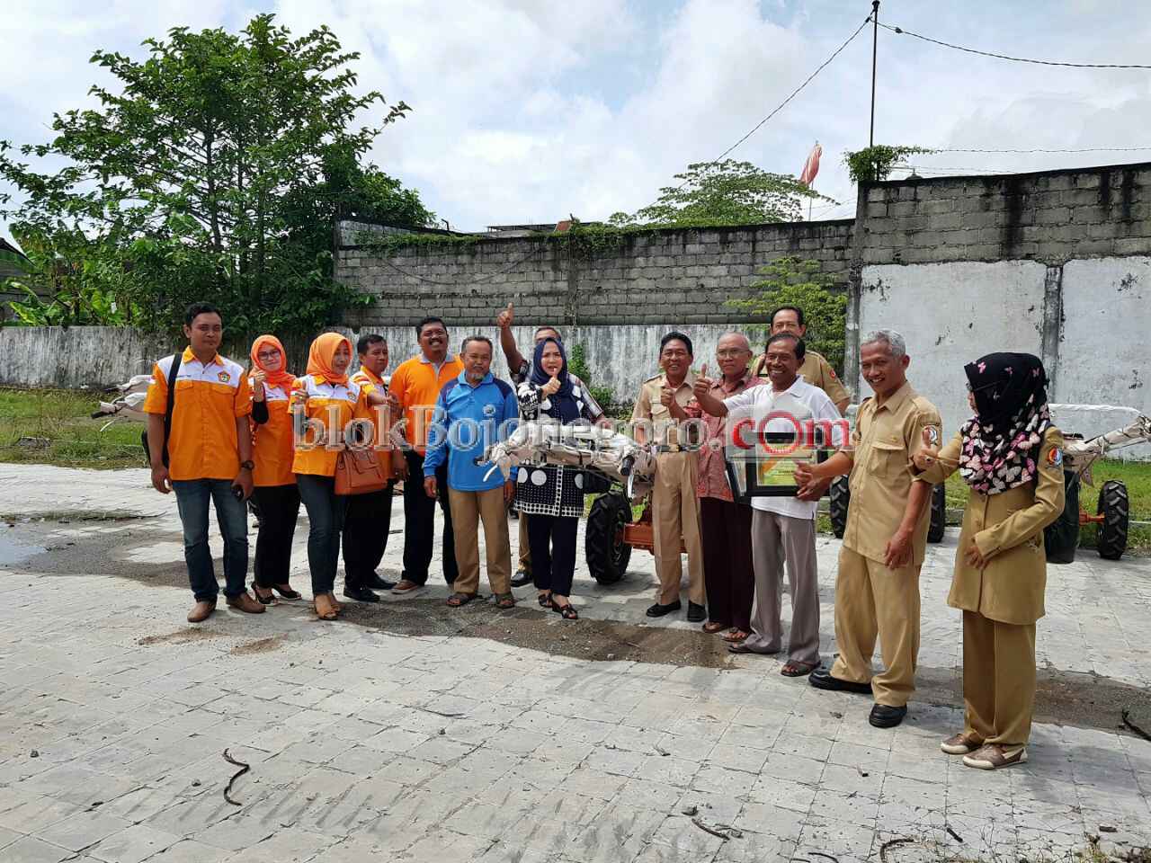 Bantu Petani, Kosgoro Beri Bantuan Traktor