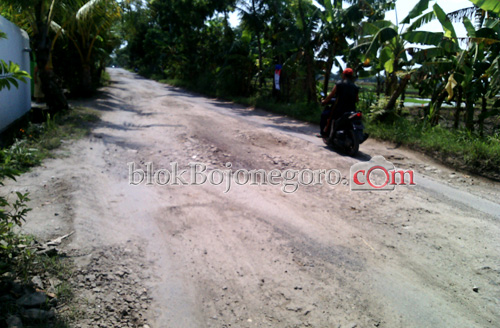 Jalan PUK Sukosewu-Temayang Rusak