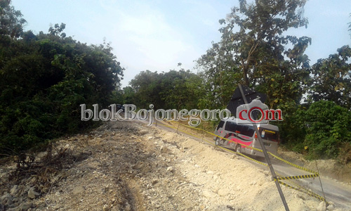 Jalan Ambles di Temayang Belum Bisa Diatasi