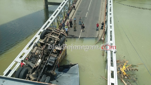 Lalu Lintas Macet, Banyak Pengguna Jalan Abadikan Momen
