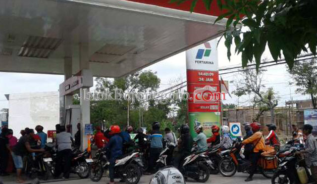 Di SPBU Dander, Antrean Pembeli Mengular