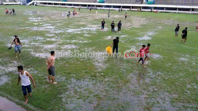 Pertandingan Dibatalkan, Suporter Bantu Kuras Air Kecewa
