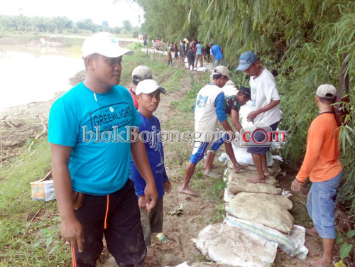 Warga Piyak Perbaiki Tanggul Mekuris