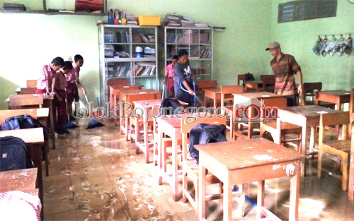 Banjir Surut, Pagi Ini Siswa di Ngablak Bersih-Bersih