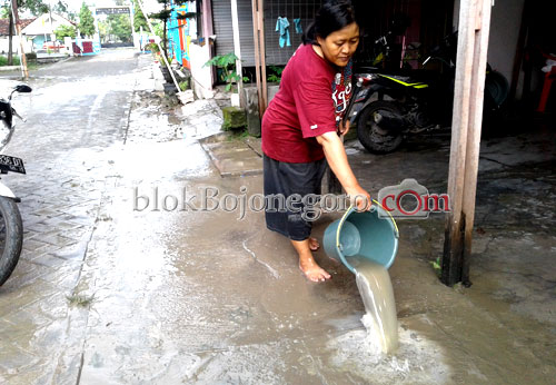 Banjir Pergi, Warga Sibuk Bersihkan Lumpur