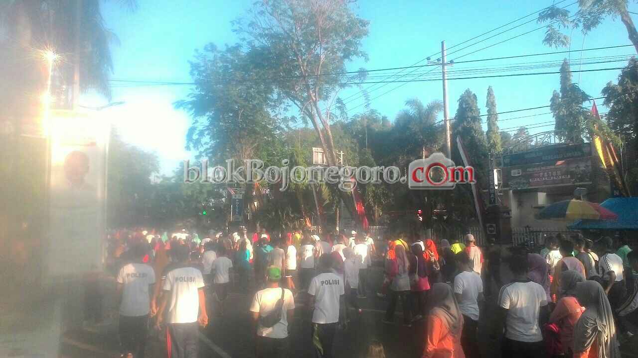 Jalan Sehat HUT Bhayangkara 71 Berjalan Semarak