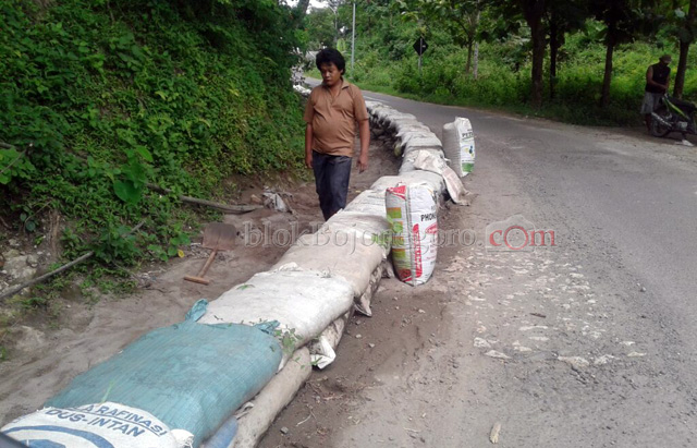 Antisipasi Banjir, Jalan PUK Sekar Diberi Tembok Karung