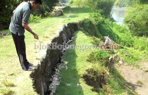 Tanggul Kanor Longsor Parah